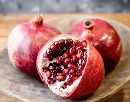 ادامه برداشت انار در شاهرود