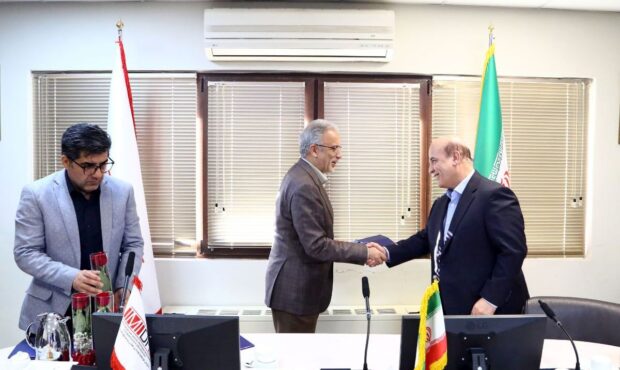 تقدیر از دکتر فرشاد سرپرست مدیریت توسعه فناوری و بومی سازی باحضور قائم مقام ایمیدرو تقدیر از دکتر فرشاد سرپرست مدیریت توسعه فناوری و بومی سازی باحضور قائم مقام ایمیدرو