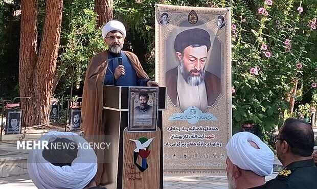 «تفرقه» خواست دشمن است؛ وحدت حول محور «رهبری» ضرورتی بیبدیل «تفرقه» خواست دشمن است؛ وحدت حول محور «رهبری» ضرورتی بیبدیل