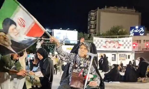 مادربزرگی که با لهجه شیرین از پیروزی میگفت مادربزرگی که با لهجه شیرین از پیروزی میگفت