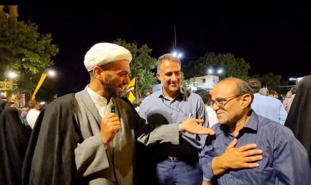 معلمی که در میدان درسش را بعد از سالها دوباره مرور کرد معلمی که در میدان درسش را بعد از سالها دوباره مرور کرد